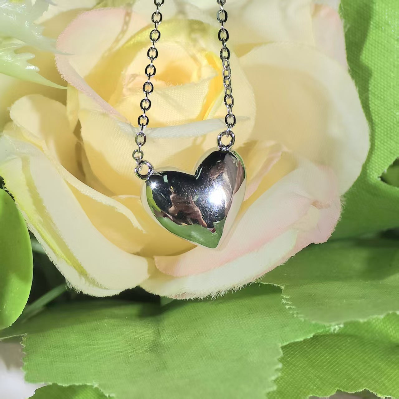 Luxury Metal Heart Pendant Necklace Choker-Style Necklace Instagram-Inspired Sweet & Edgy Women's Daily Necklace | POD Customizable