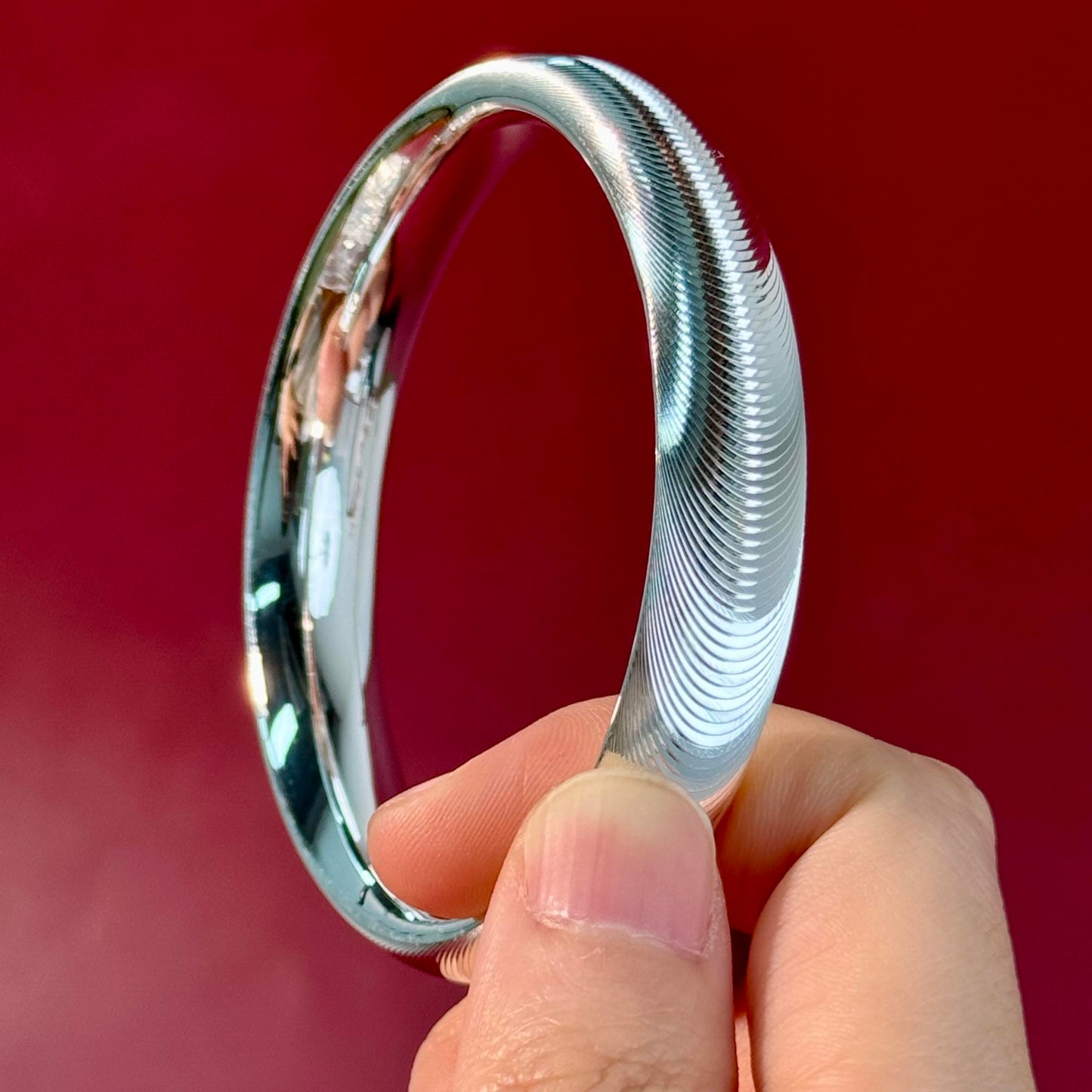 Silver Product "Iridescent Pattern Polished Bangle" – Light on Wrist, Sophistication in Details | POD Customizable