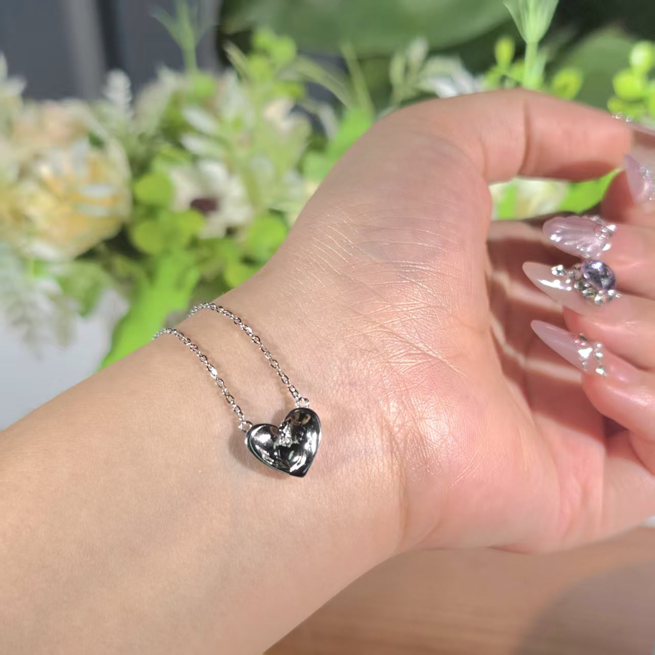 Luxury Metal Heart Pendant Necklace Choker-Style Necklace Instagram-Inspired Sweet & Edgy Women's Daily Necklace | POD Customizable