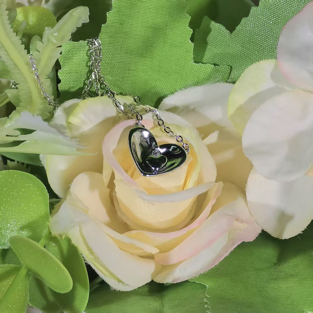 Luxury Metal Heart Pendant Necklace Choker-Style Necklace Instagram-Inspired Sweet & Edgy Women's Daily Necklace | POD Customizable